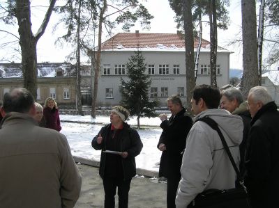 Vlatka Daňková-Pejićová&nbsp;guidar gäster från de tjeckiska föreningarna i Kroatien som bjudits in av veckomagasinet "Jednota". I bakgrunden: Tjeckiska huset i Daruvar.